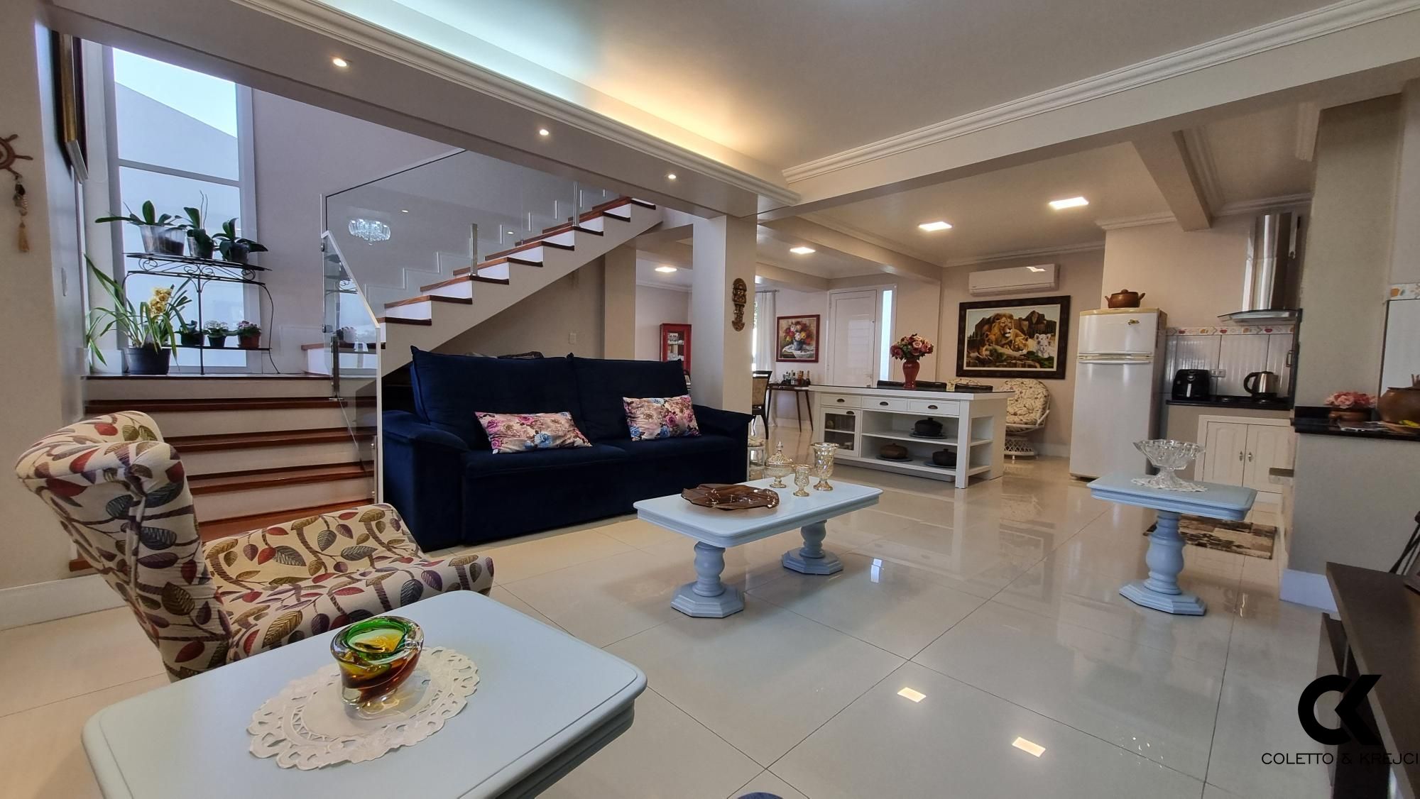 Casa à venda com 3 quartos, 207m² - Foto 1
