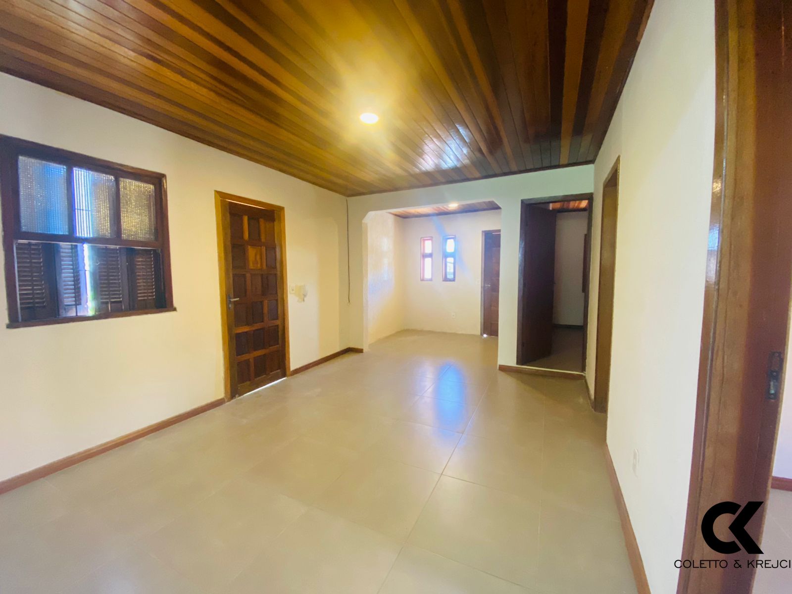 Casa à venda com 2 quartos, 100m² - Foto 1