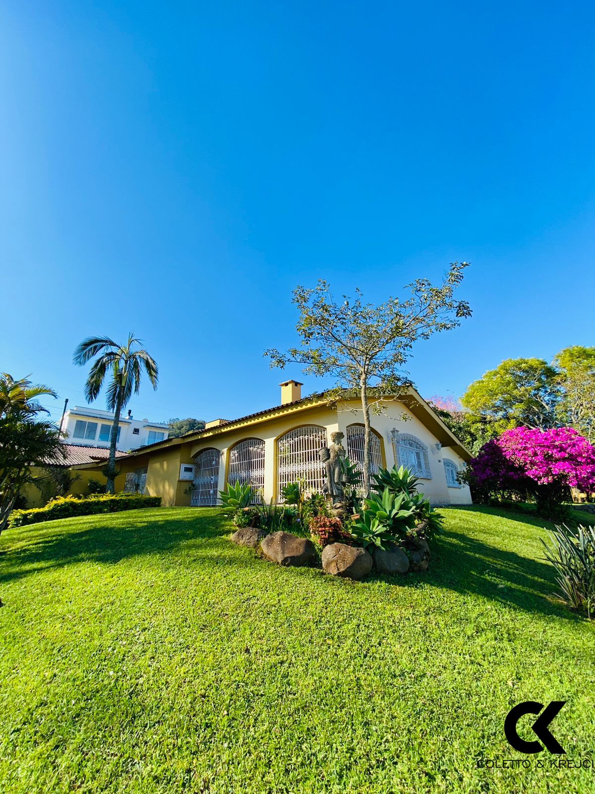 Casa à venda com 4 quartos, 420m² - Foto 1