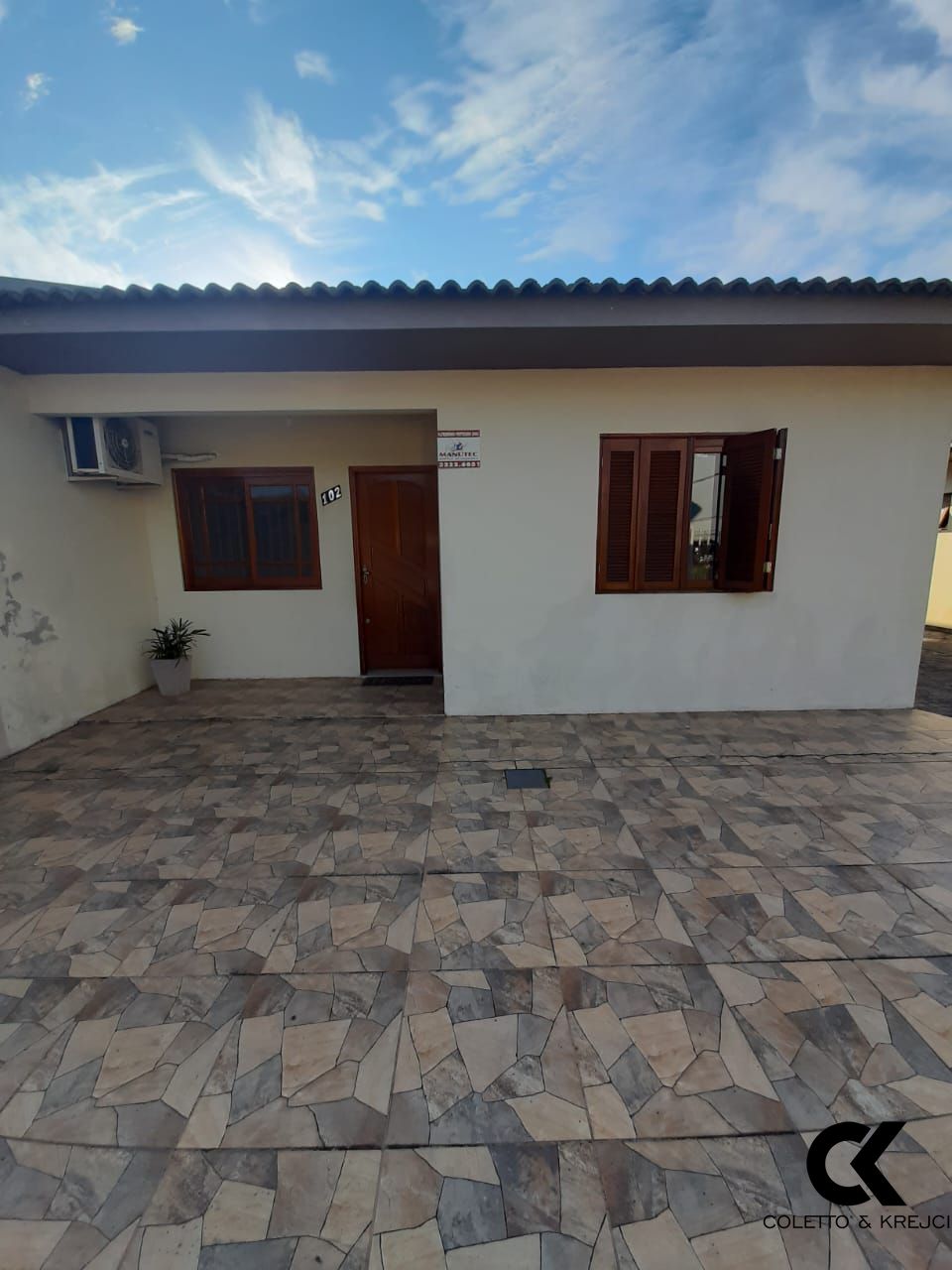 Casa à venda com 2 quartos, 100m² - Foto 1