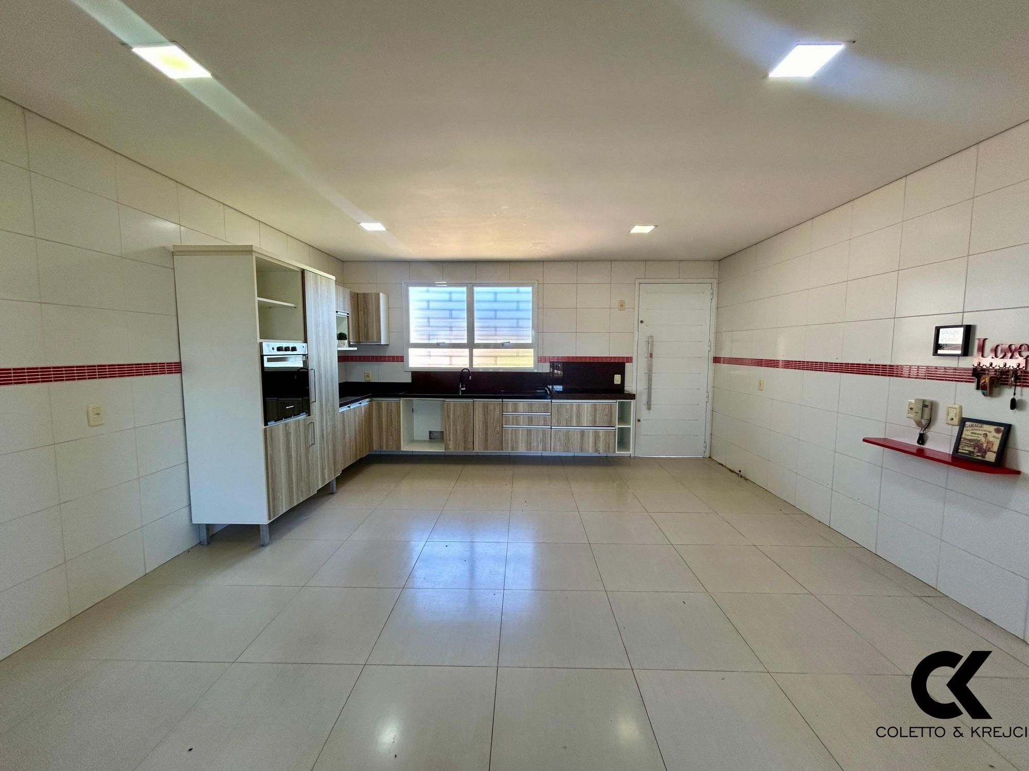 Casa à venda com 5 quartos, 323m² - Foto 2