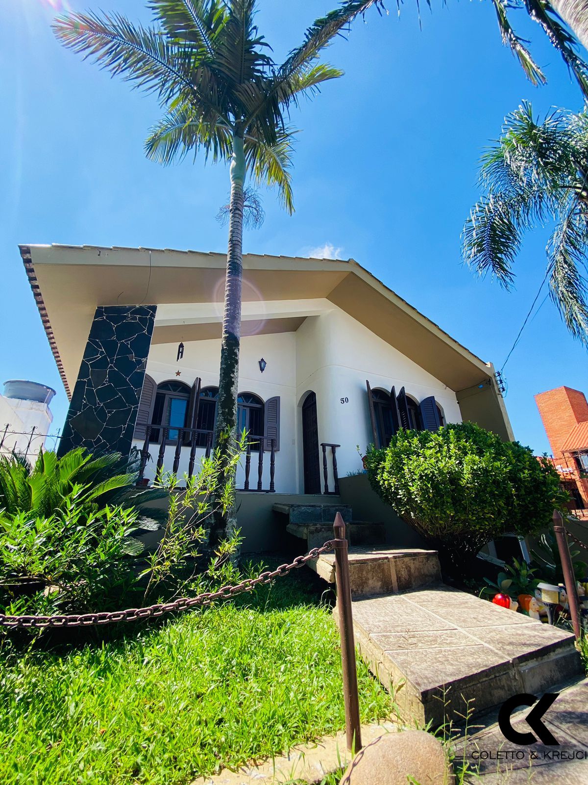 Casa à venda com 4 quartos, 226m² - Foto 1