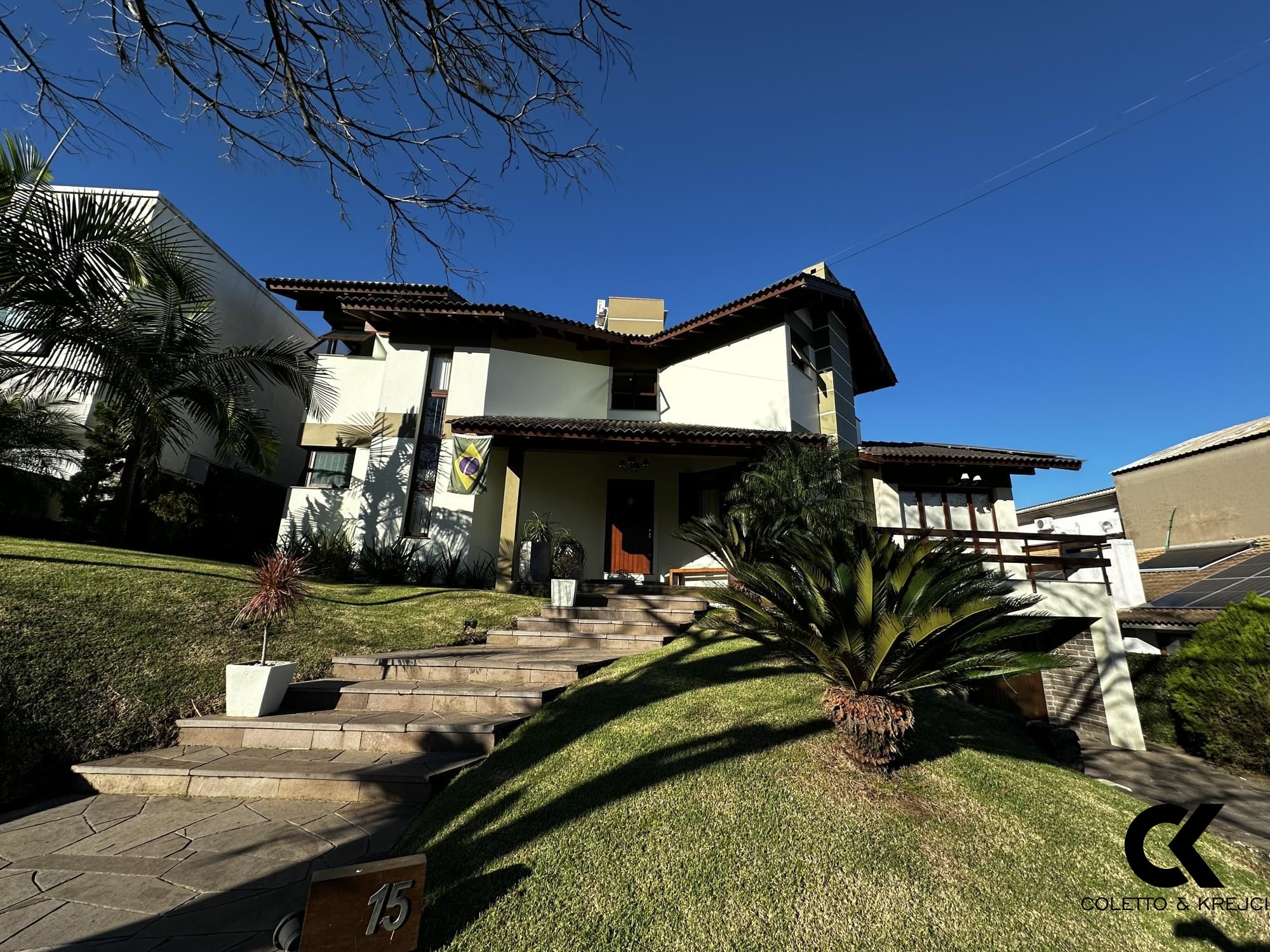 Casa de Condomínio à venda com 4 quartos, 324m² - Foto 2