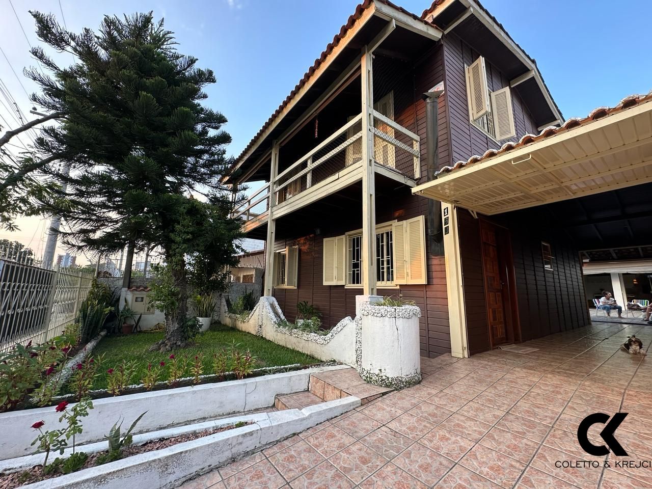 Casa à venda com 5 quartos, 196m² - Foto 1