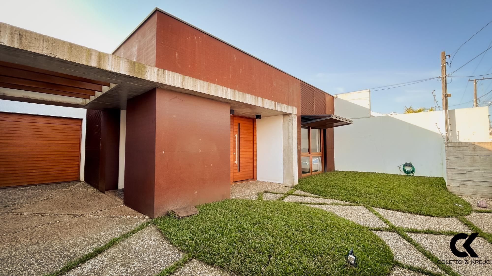 Casa à venda com 3 quartos, 239m² - Foto 1