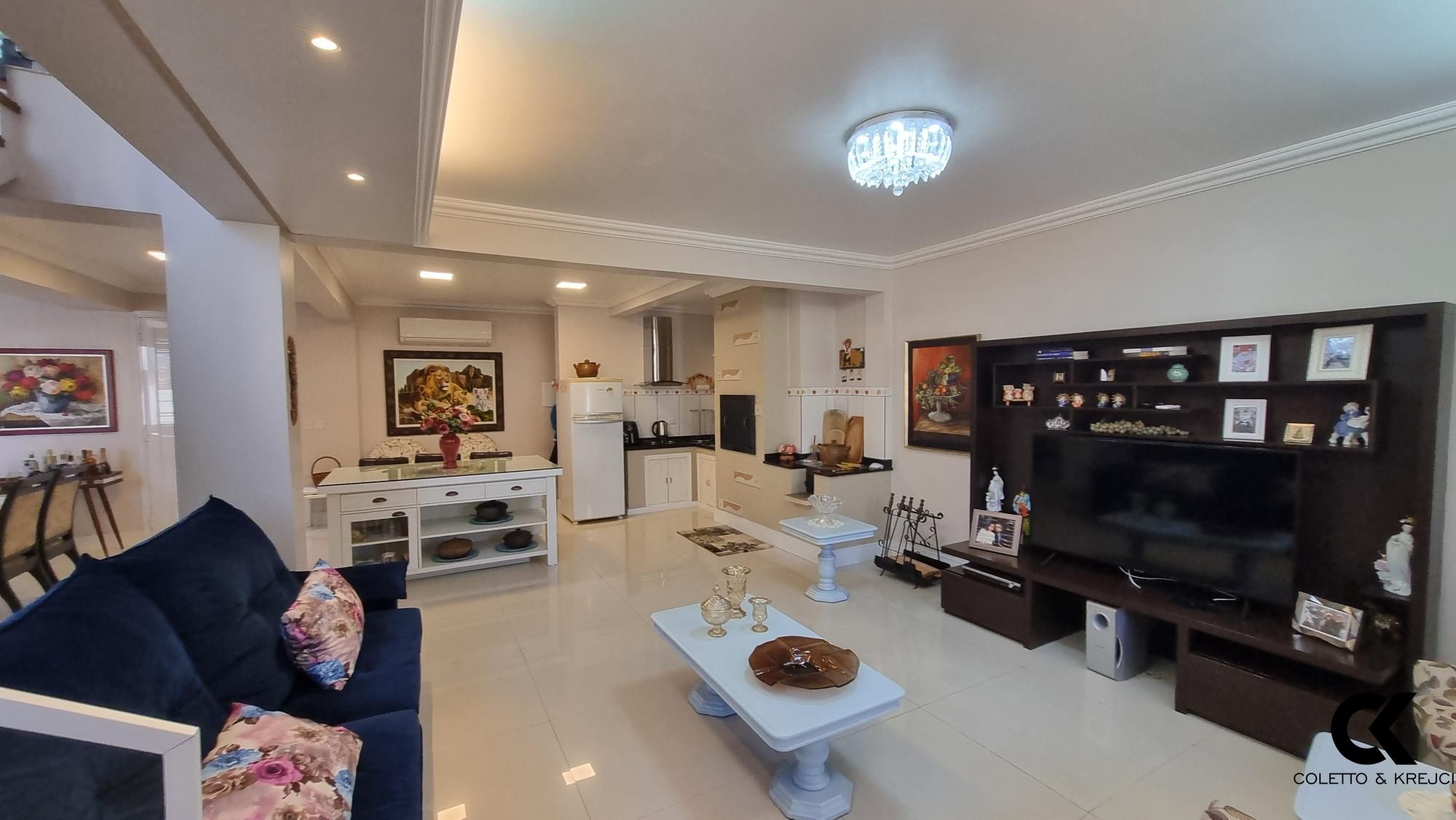 Casa à venda com 3 quartos, 207m² - Foto 2