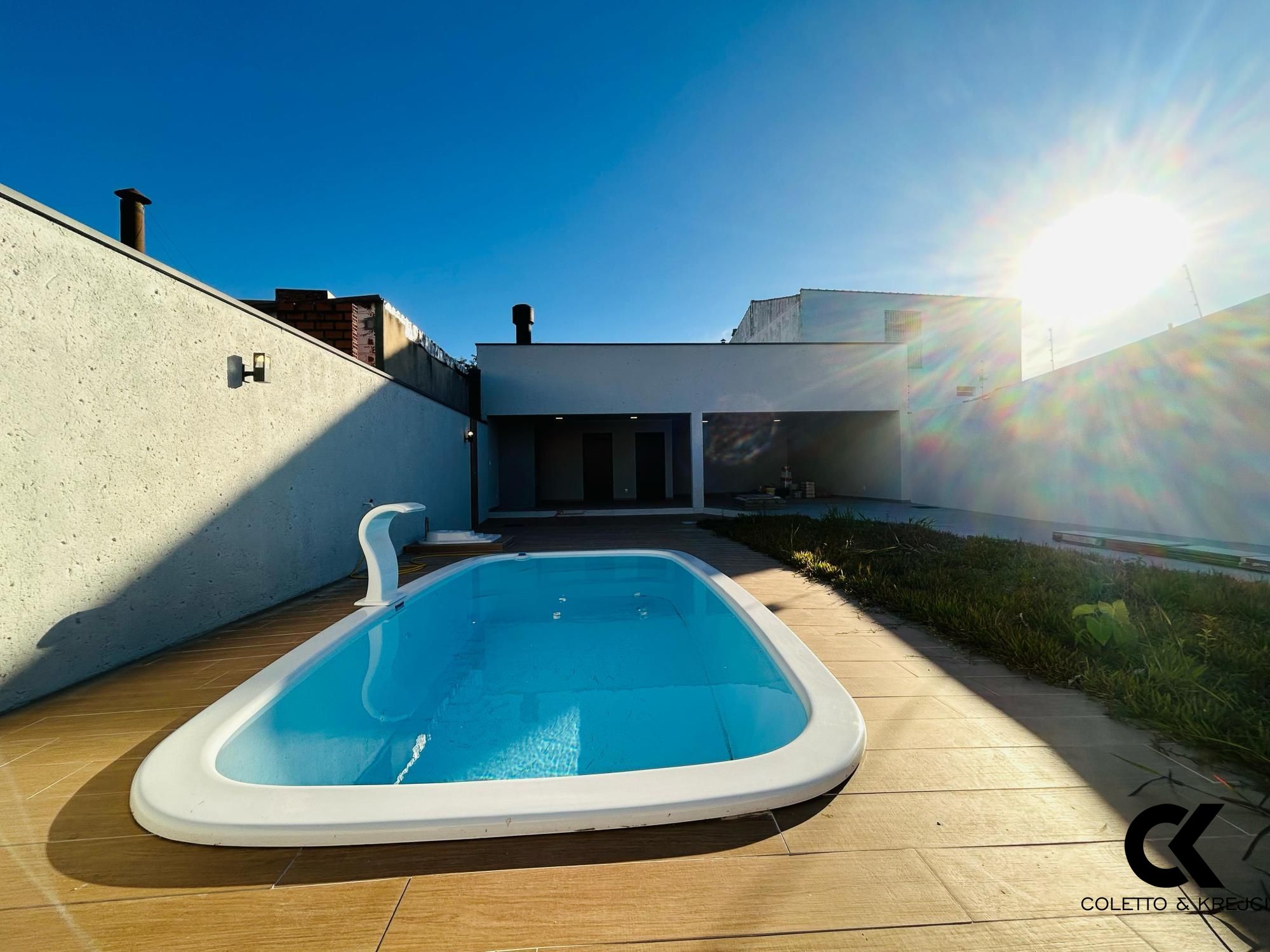 Casa à venda com 3 quartos, 102m² - Foto 1