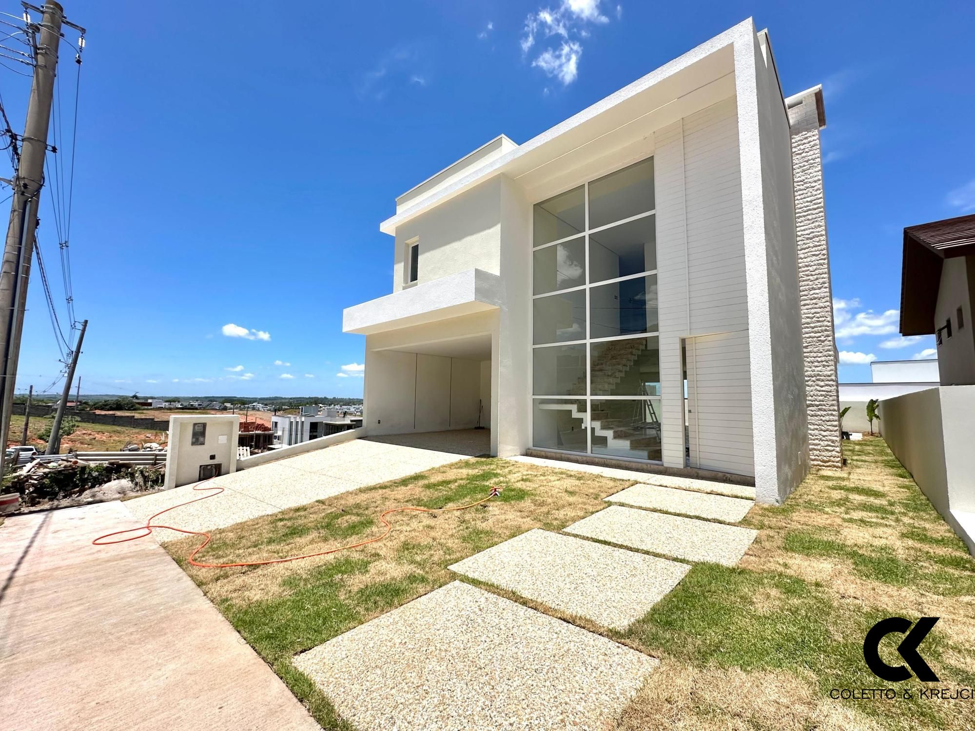 Casa de Condomínio à venda com 4 quartos, 264m² - Foto 2