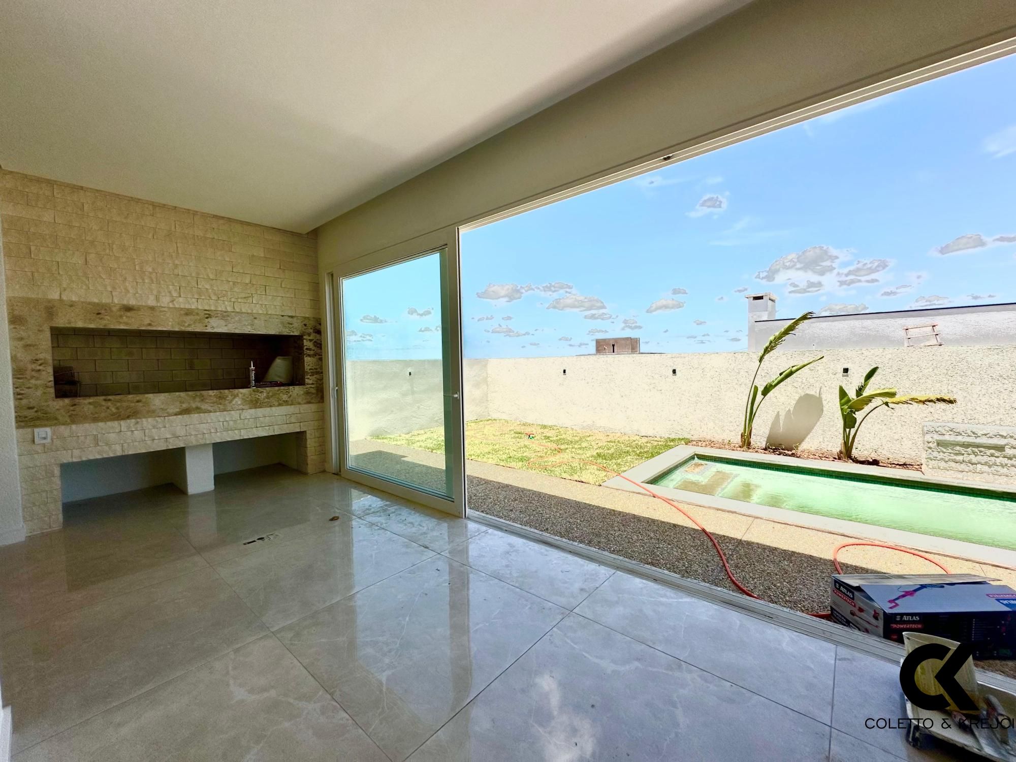 Casa de Condomínio à venda com 4 quartos, 264m² - Foto 1