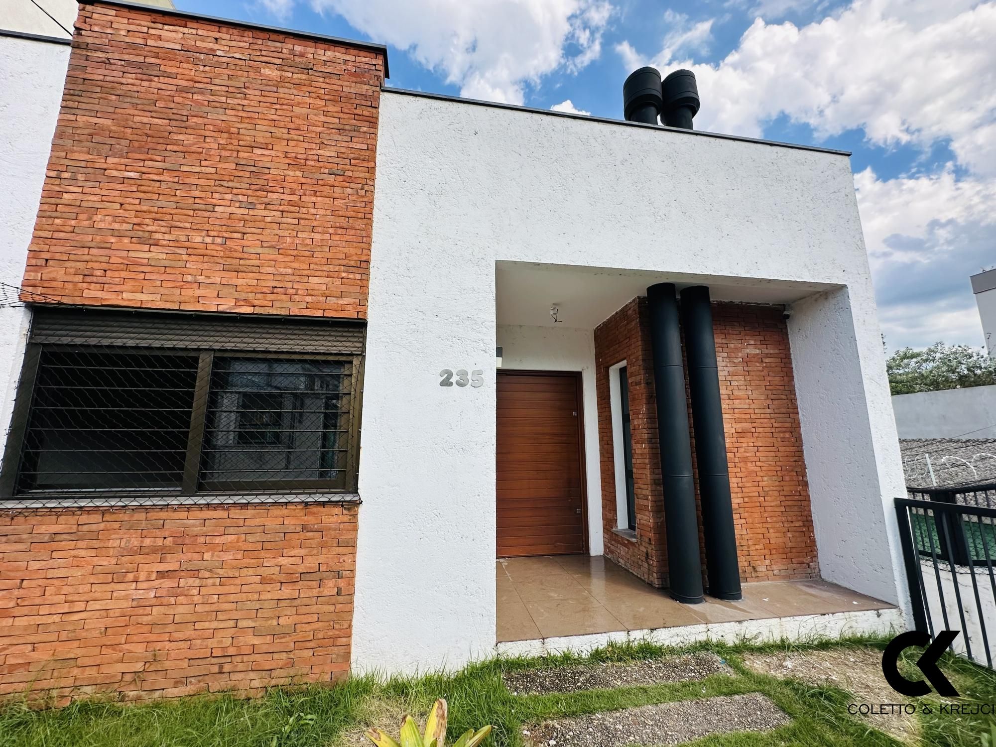 Casa à venda com 3 quartos, 216m² - Foto 2