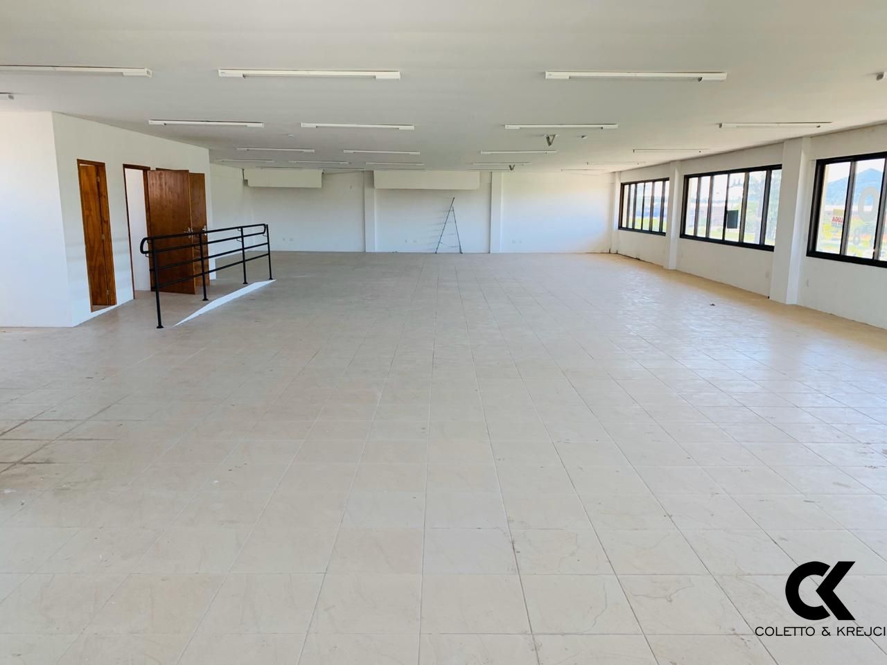 Conjunto Comercial-Sala à venda e aluguel com 1 quarto, 295m² - Foto 1