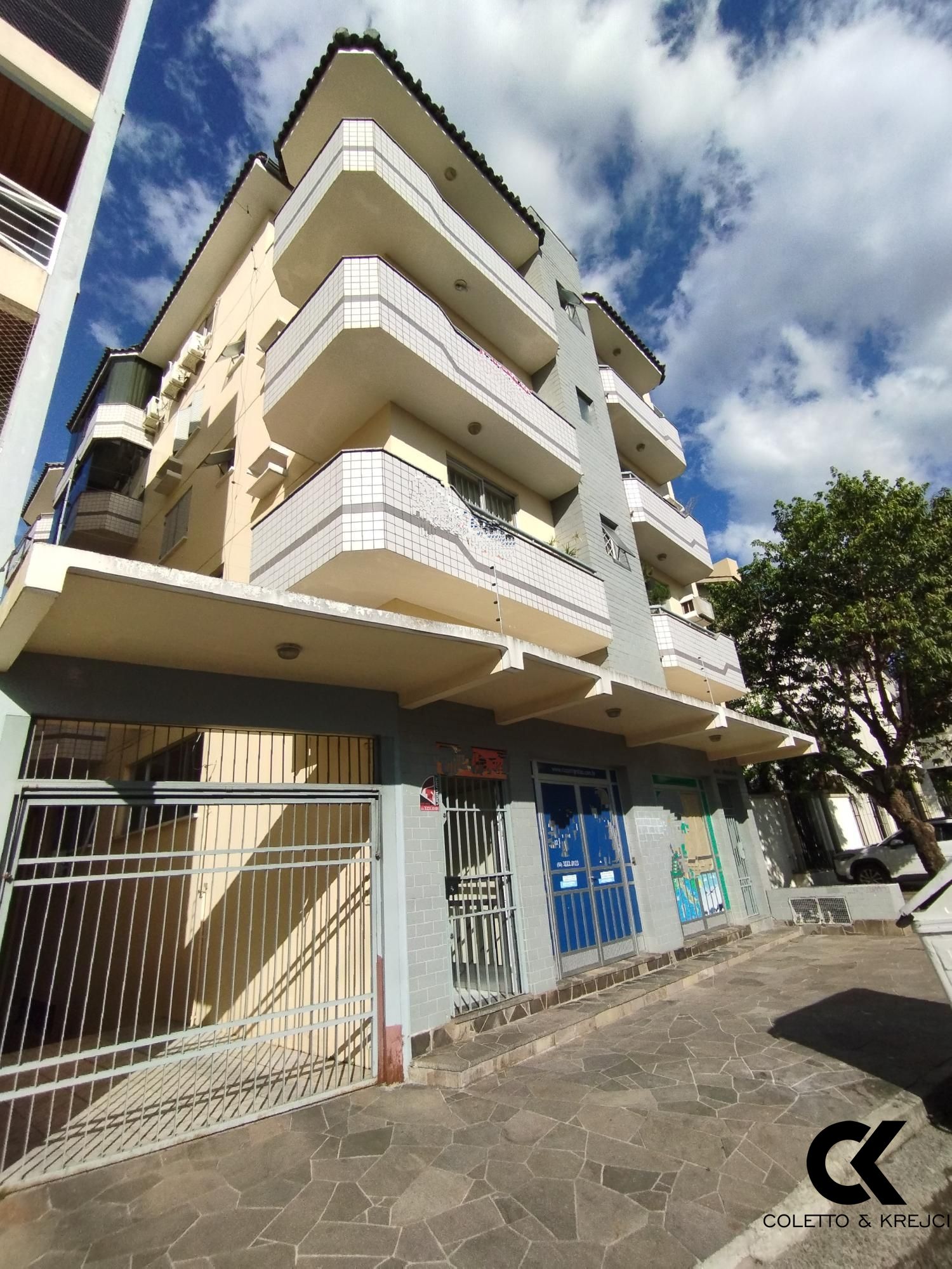 Apartamento à venda com 4 quartos, 242m² - Foto 1