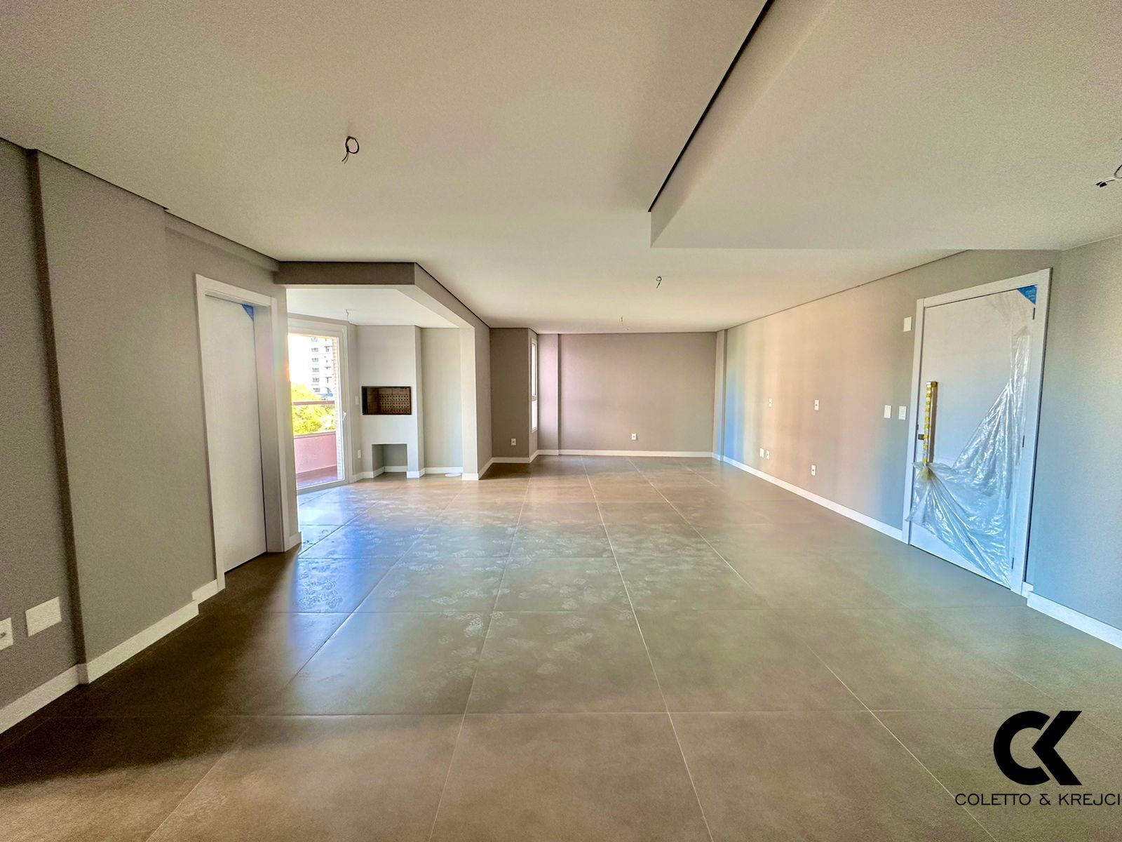 Apartamento à venda com 3 quartos, 155m² - Foto 2