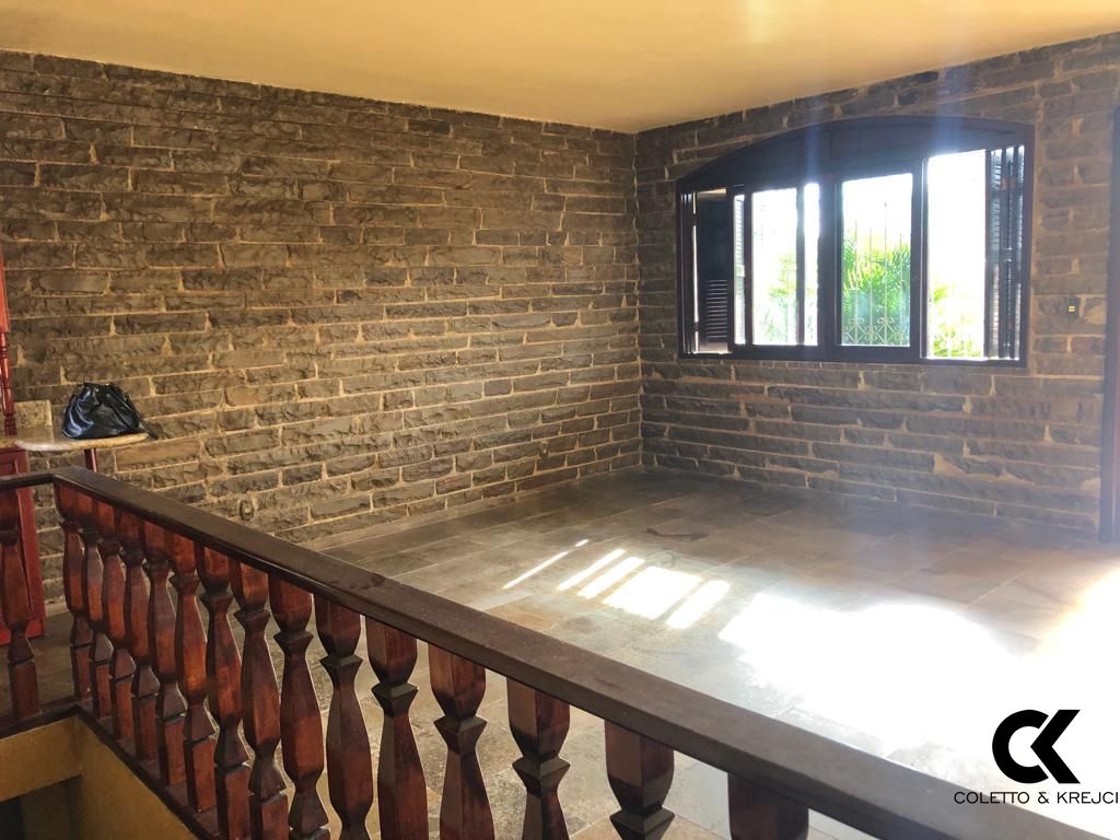 Casa à venda com 4 quartos, 270m² - Foto 1