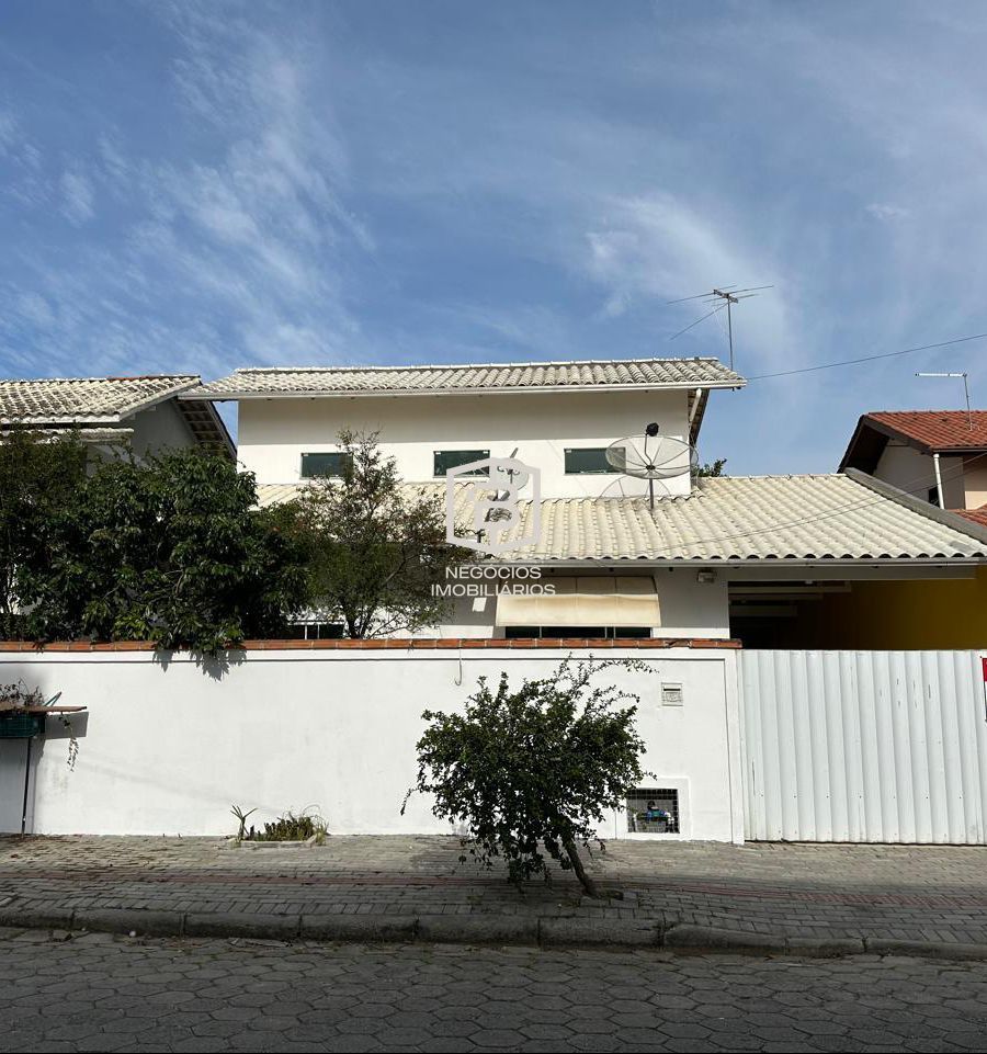 Casa à venda com 6 quartos, 245m² - Foto 2