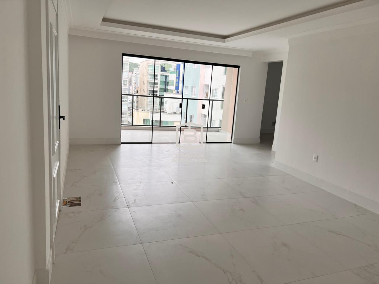 Apartamento à venda com 4 quartos, 170m² - Foto 2