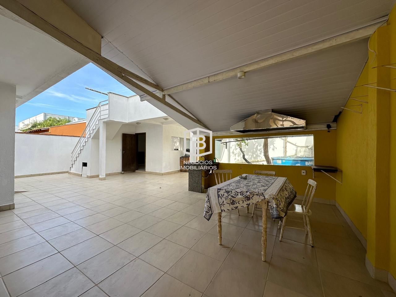 Casa à venda com 6 quartos, 245m² - Foto 1