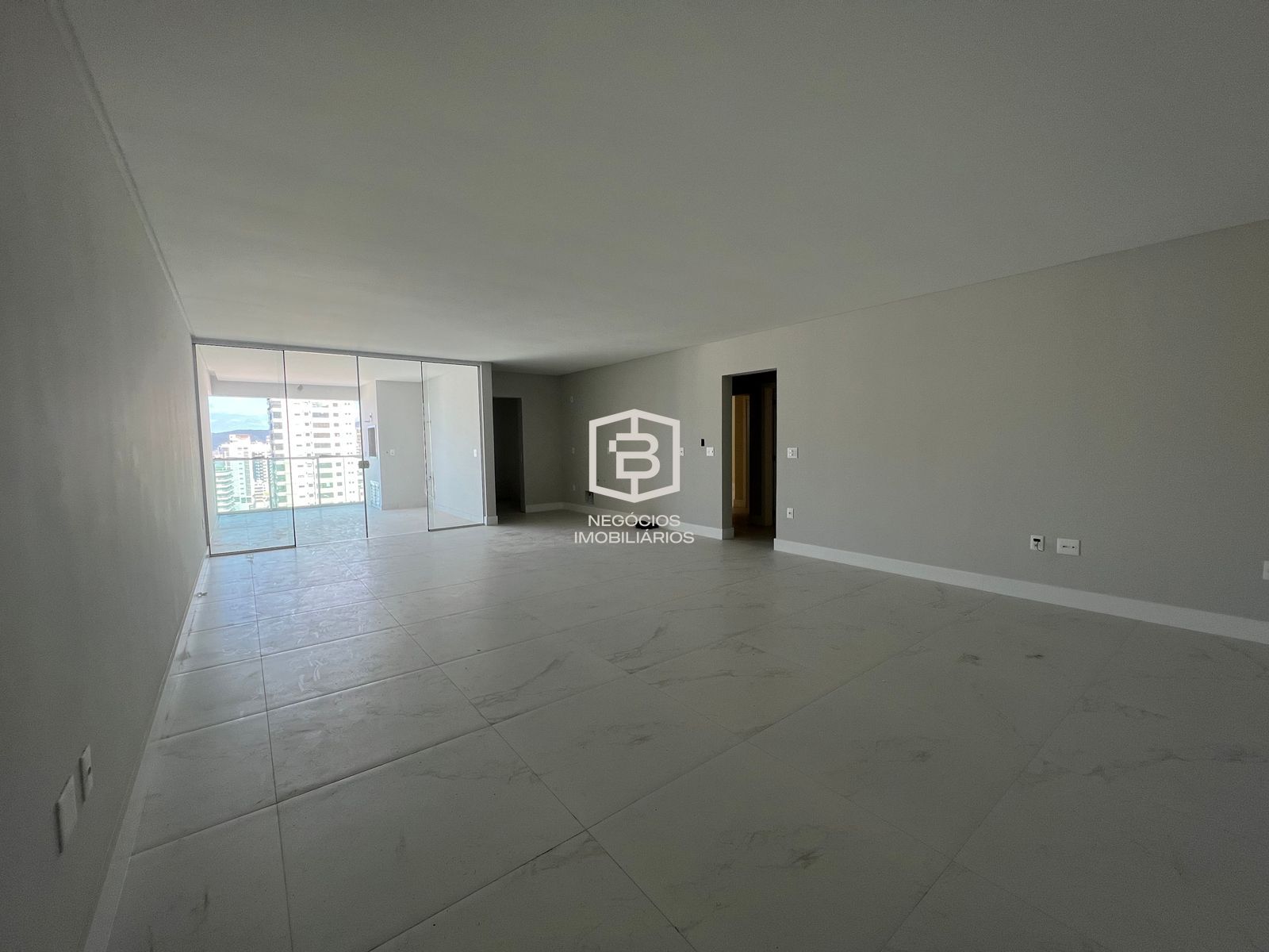 Apartamento à venda com 4 quartos, 180m² - Foto 2