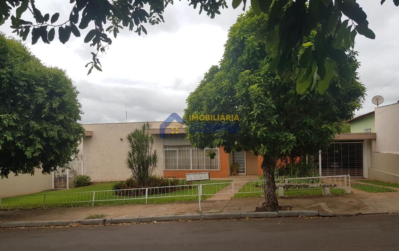 Casa à venda com 4 quartos, 235m² - Foto 1