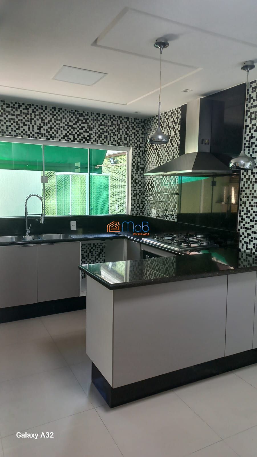 Casa com 03 quartos sendo 02 suítes em condomínio