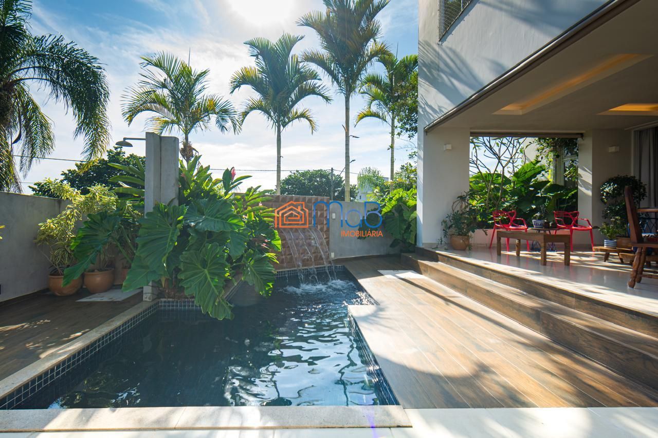 Casa com arquitetura imponente de esquina à venda porteira f