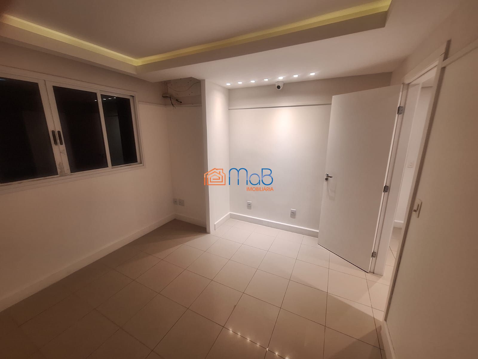 Apartamento de frente para o mar no condomínio costa esmeral