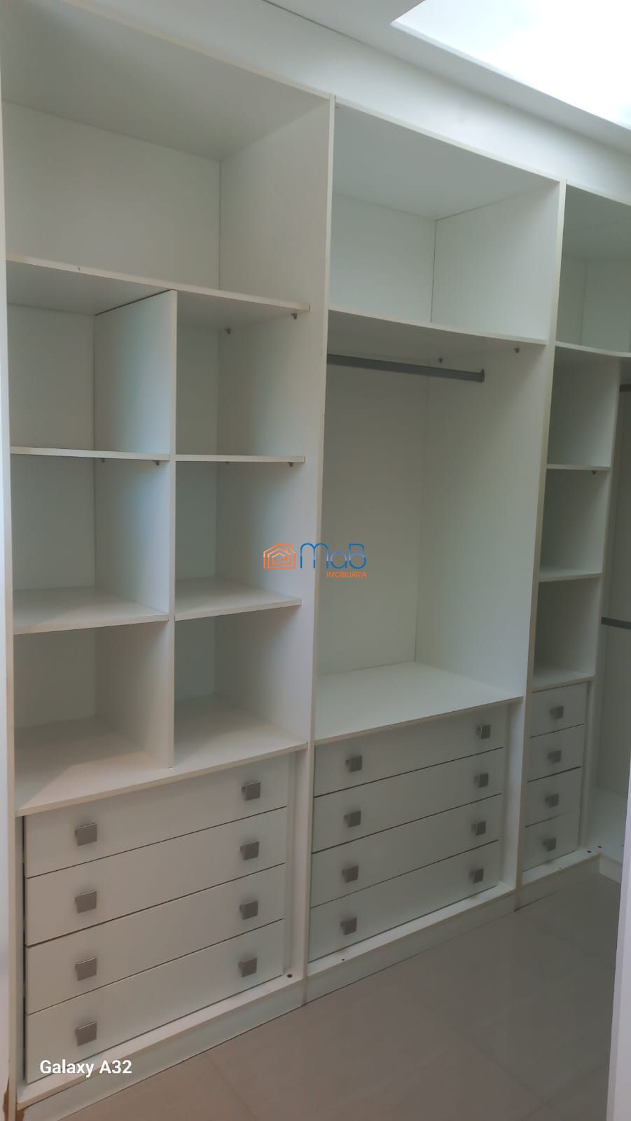 Casa com 03 quartos sendo 02 suítes em condomínio