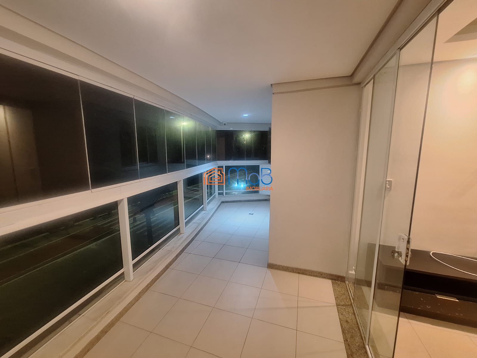 Apartamento de frente para o mar no condomínio costa esmeral