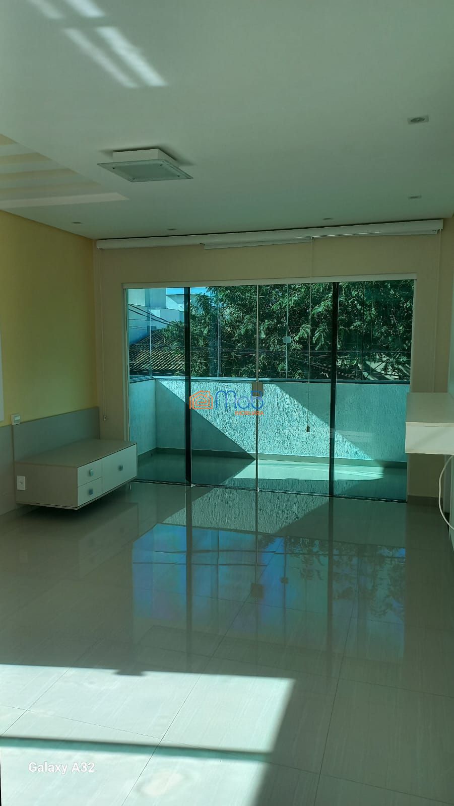 Casa com 03 quartos sendo 02 suítes em condomínio