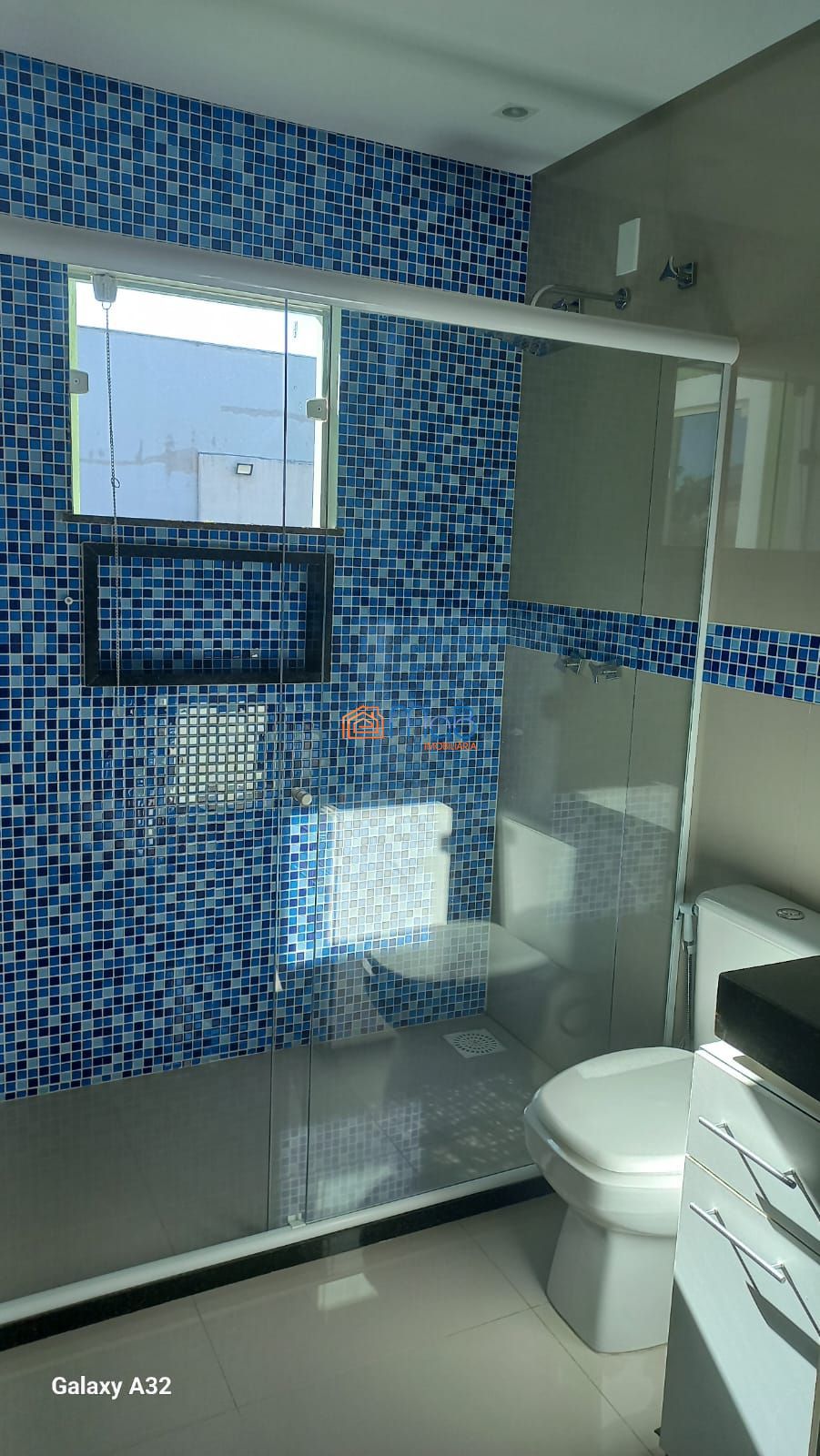 Casa com 03 quartos sendo 02 suítes em condomínio