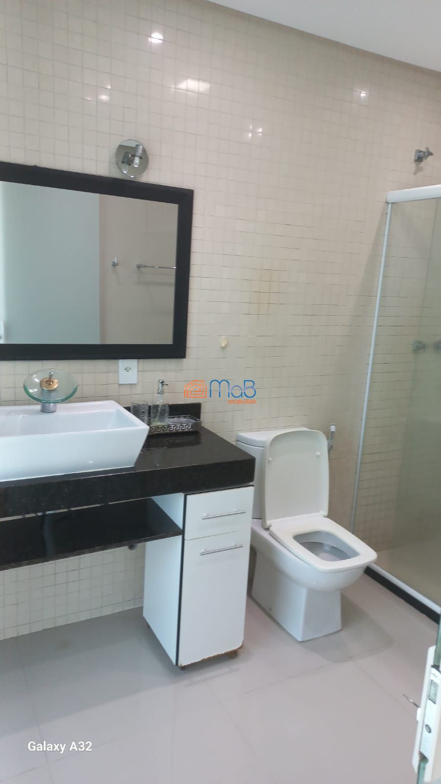 Casa com 03 quartos sendo 02 suítes em condomínio