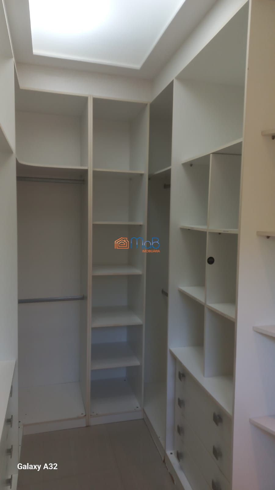 Casa com 03 quartos sendo 02 suítes em condomínio