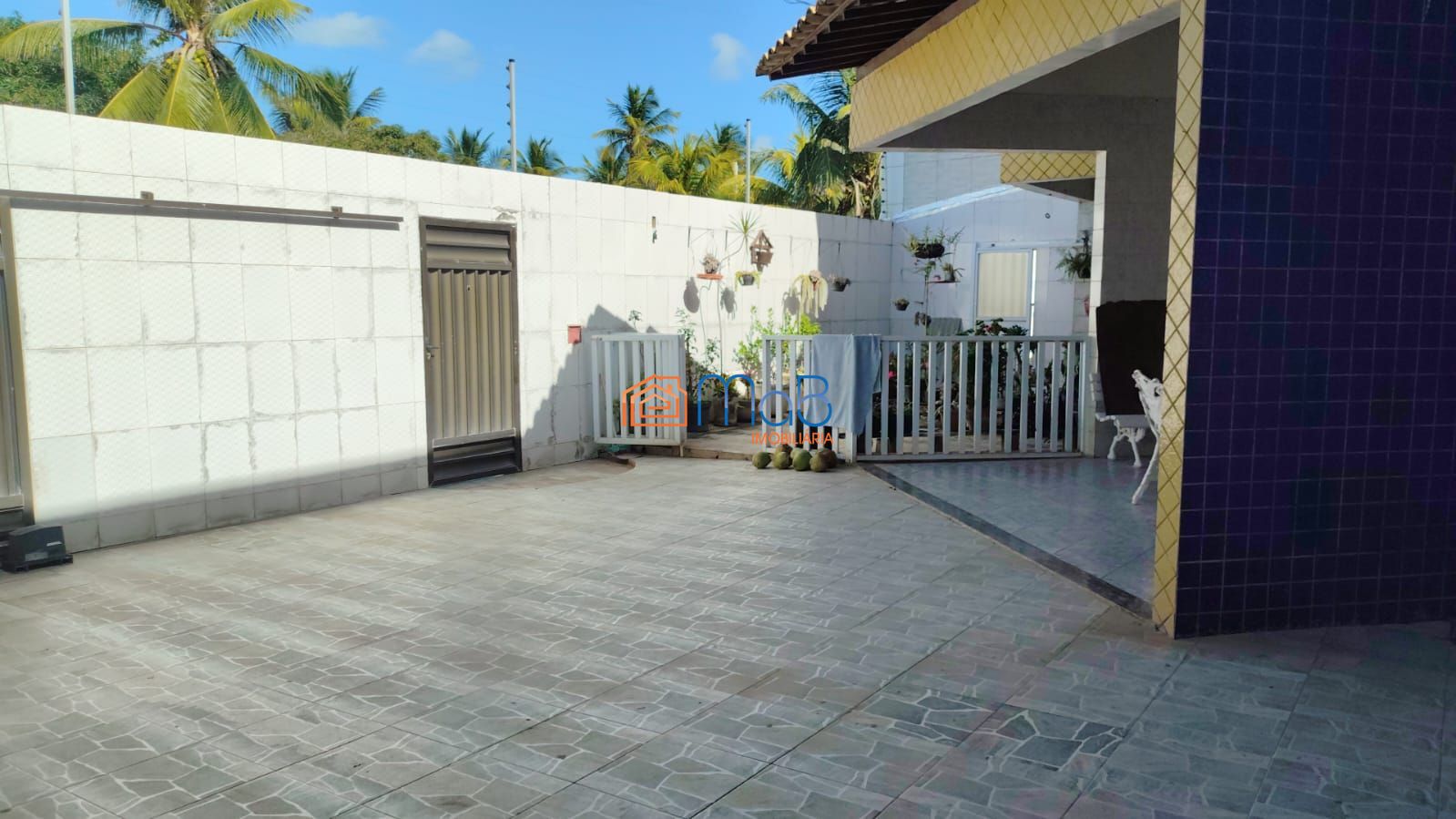 Casa ampla com 4 suítes, quintal e garagem para 4 carros – t