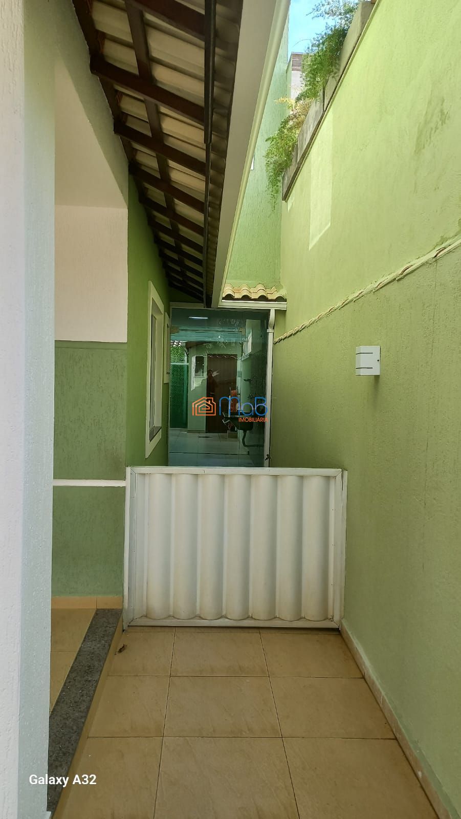 Casa com 03 quartos sendo 02 suítes em condomínio