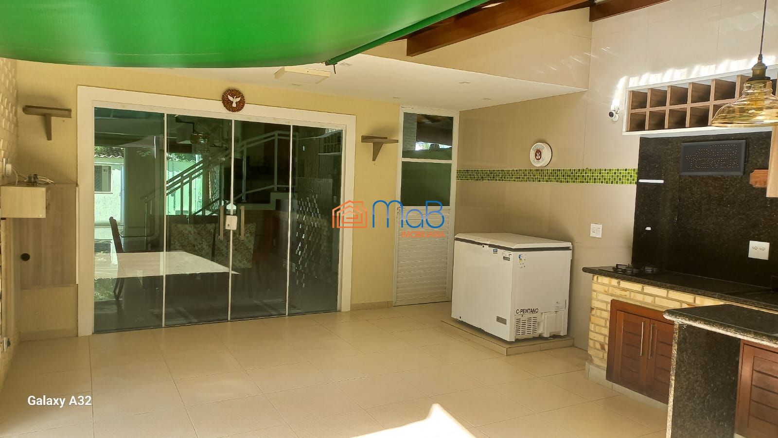 Casa com 03 quartos sendo 02 suítes em condomínio
