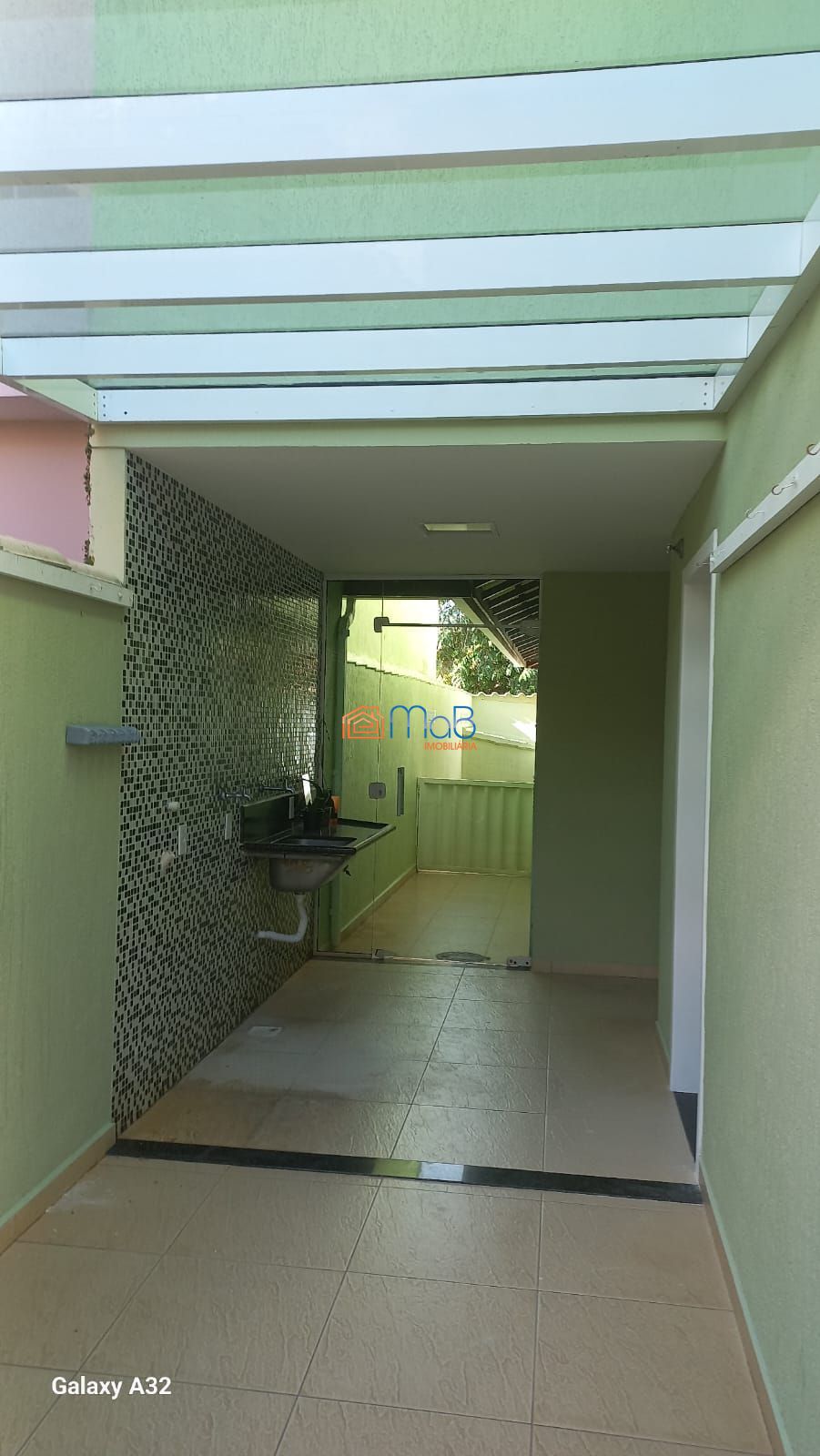 Casa com 03 quartos sendo 02 suítes em condomínio