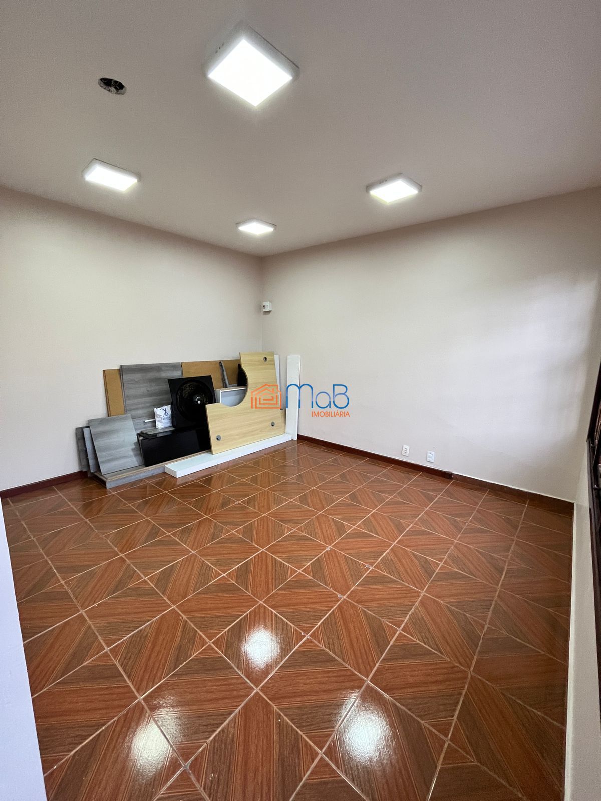 Casa à venda com 4 quartos, 200m² - Foto 2