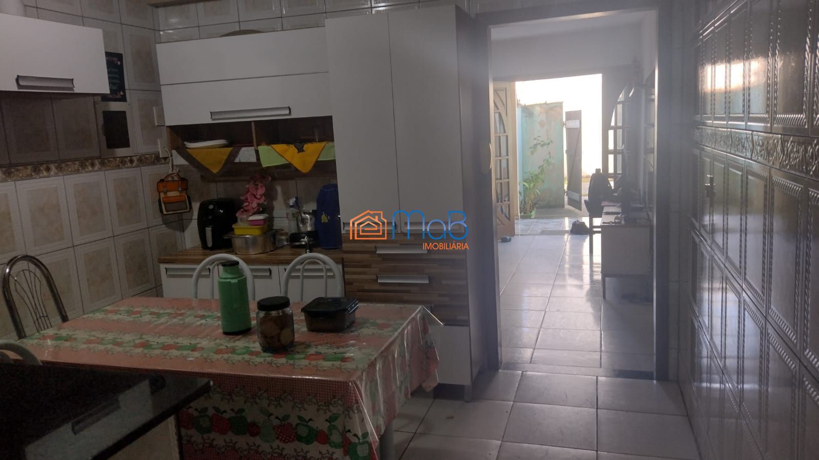 Casa 3 apartamentos com renda de R$3.500/mês. Imóvel versáti