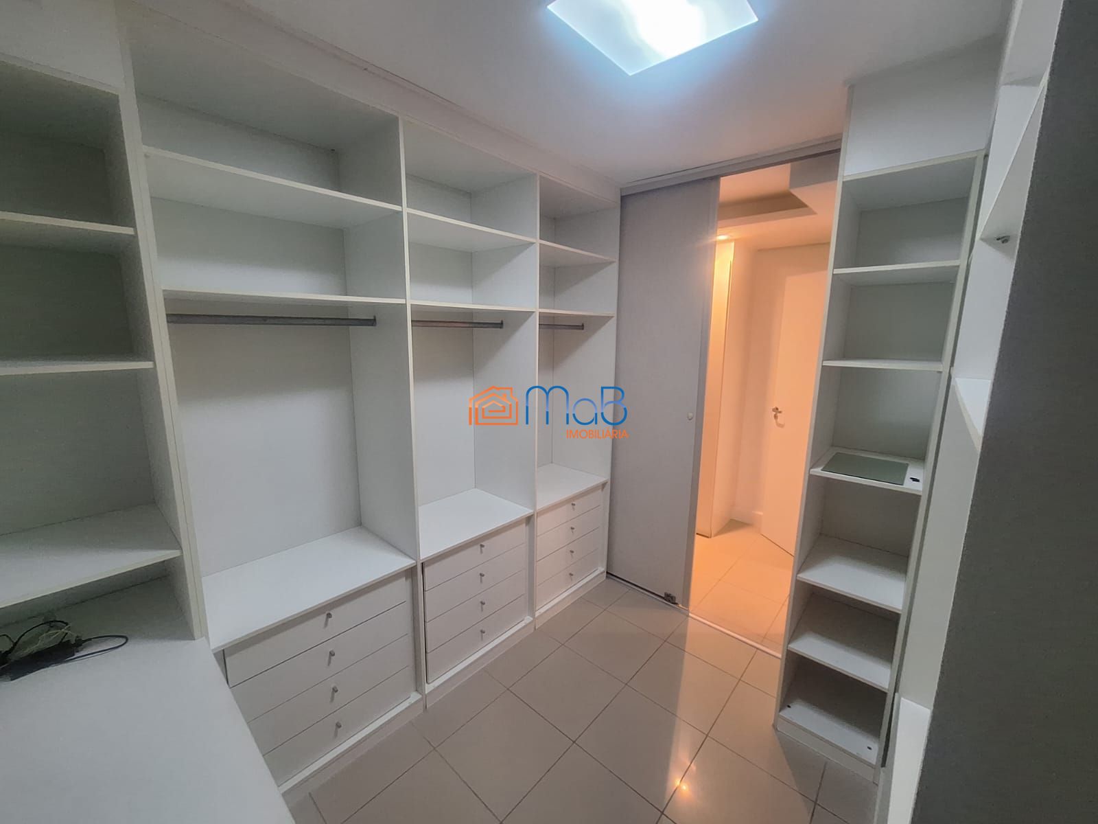 Apartamento de frente para o mar no condomínio costa esmeral