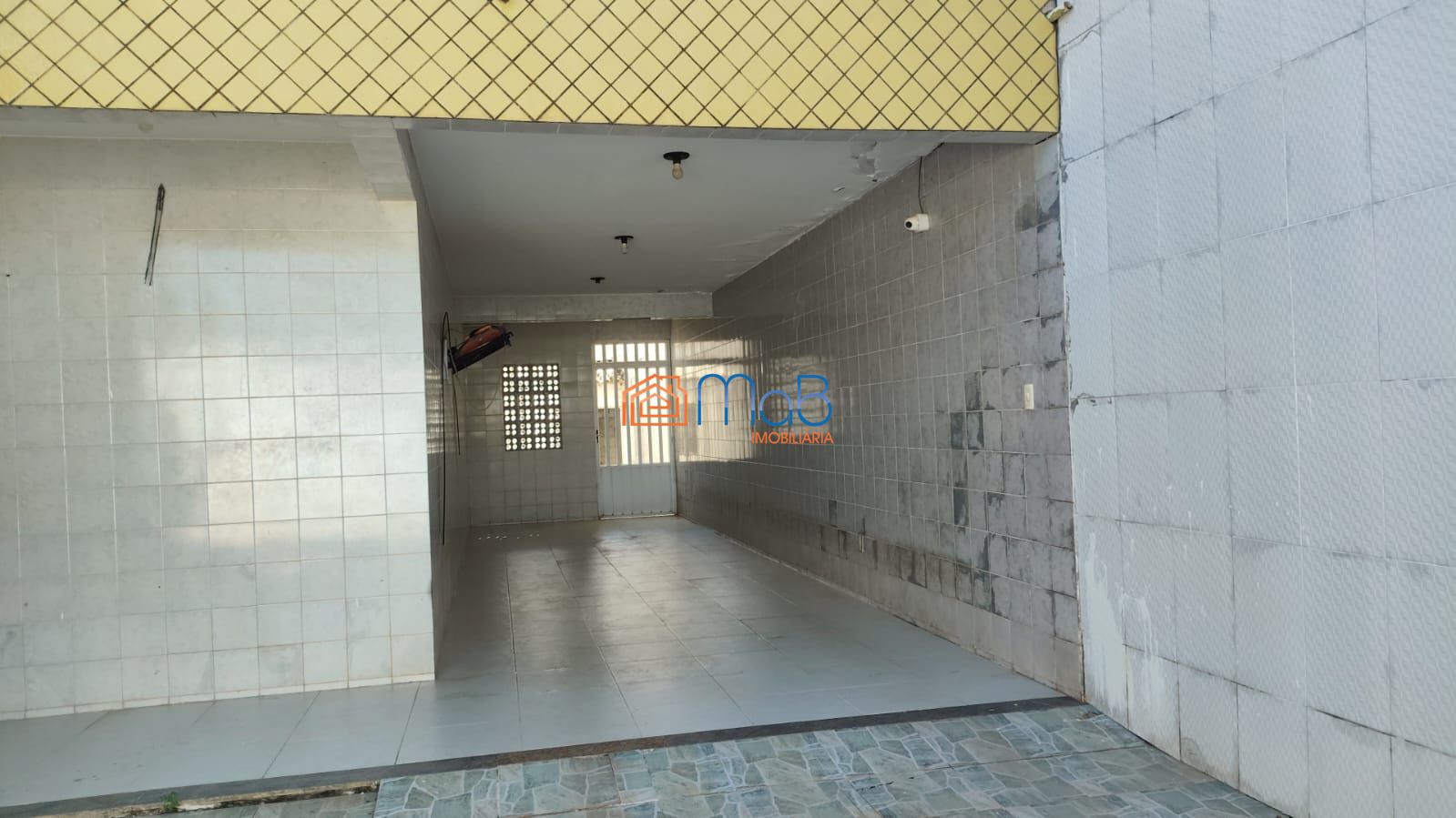 Casa ampla com 4 suítes, quintal e garagem para 4 carros – t