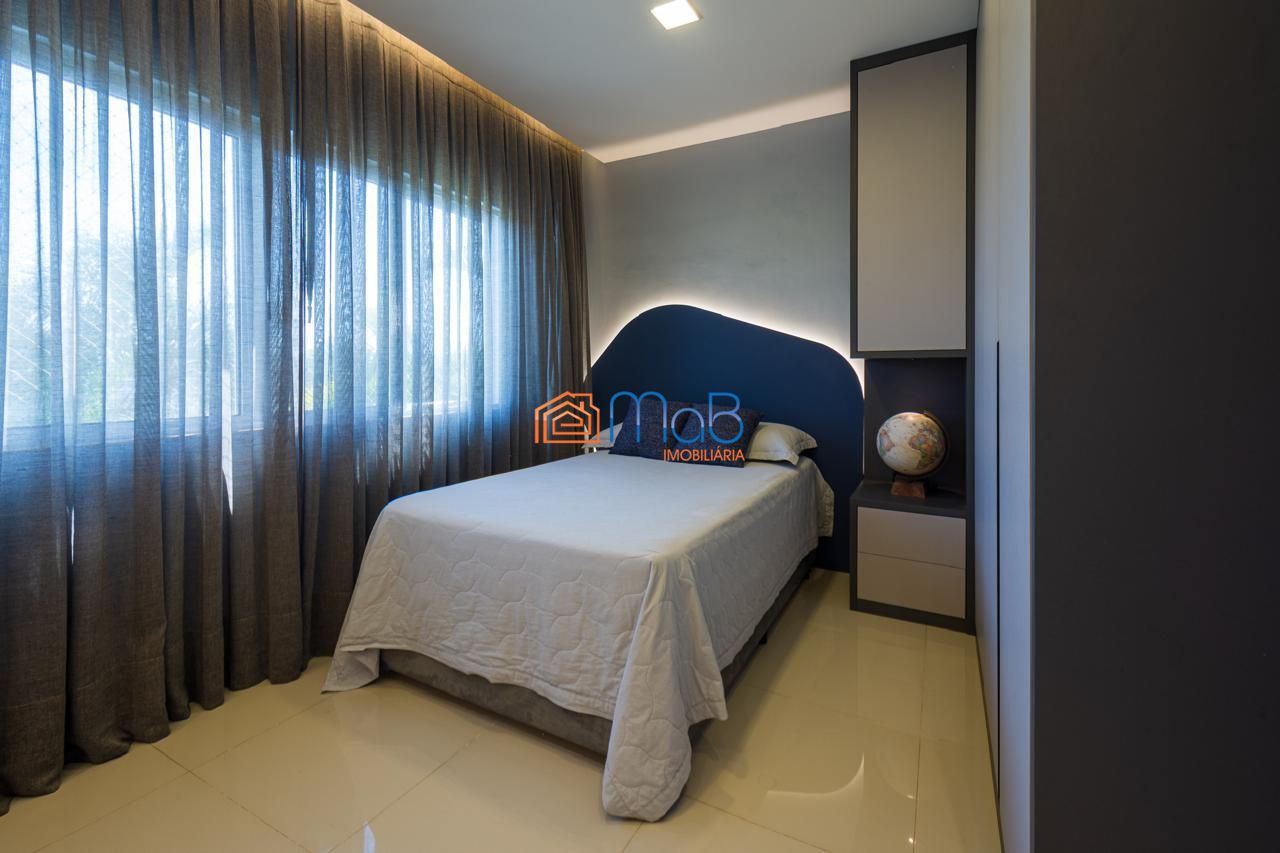 Casa com Arquitetura Imponente de Esquina à Venda Porteira Fechada - Alphaville