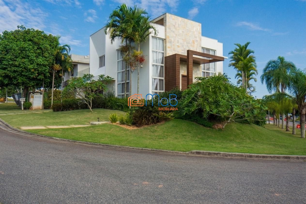 Casa com Arquitetura Imponente de Esquina à Venda Porteira Fechada - Alphaville