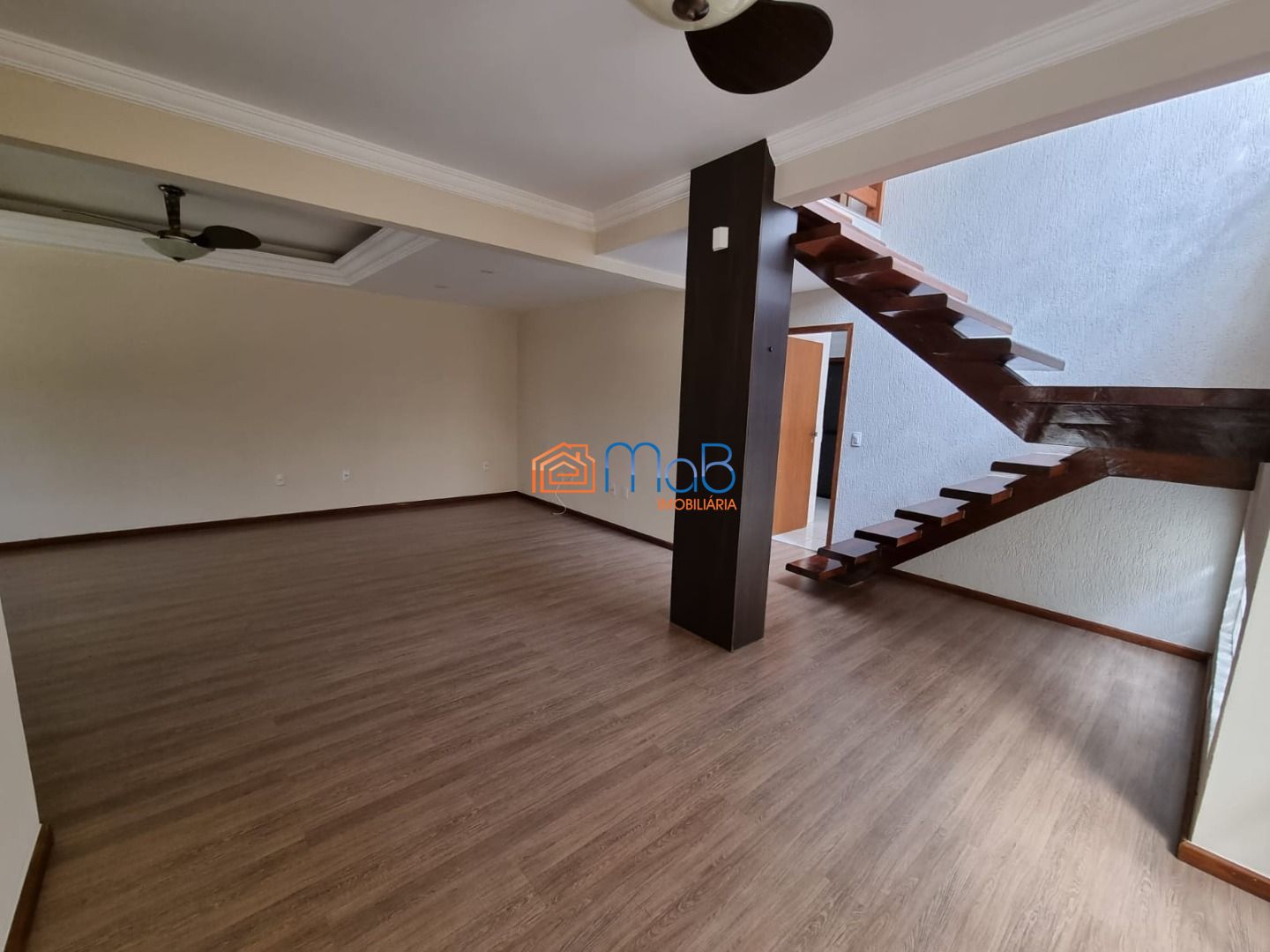 Casa à venda com 3 quartos, 160m² - Foto 1