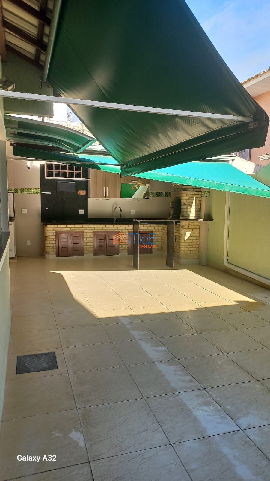 Casa com 03 quartos sendo 02 suítes em condomínio