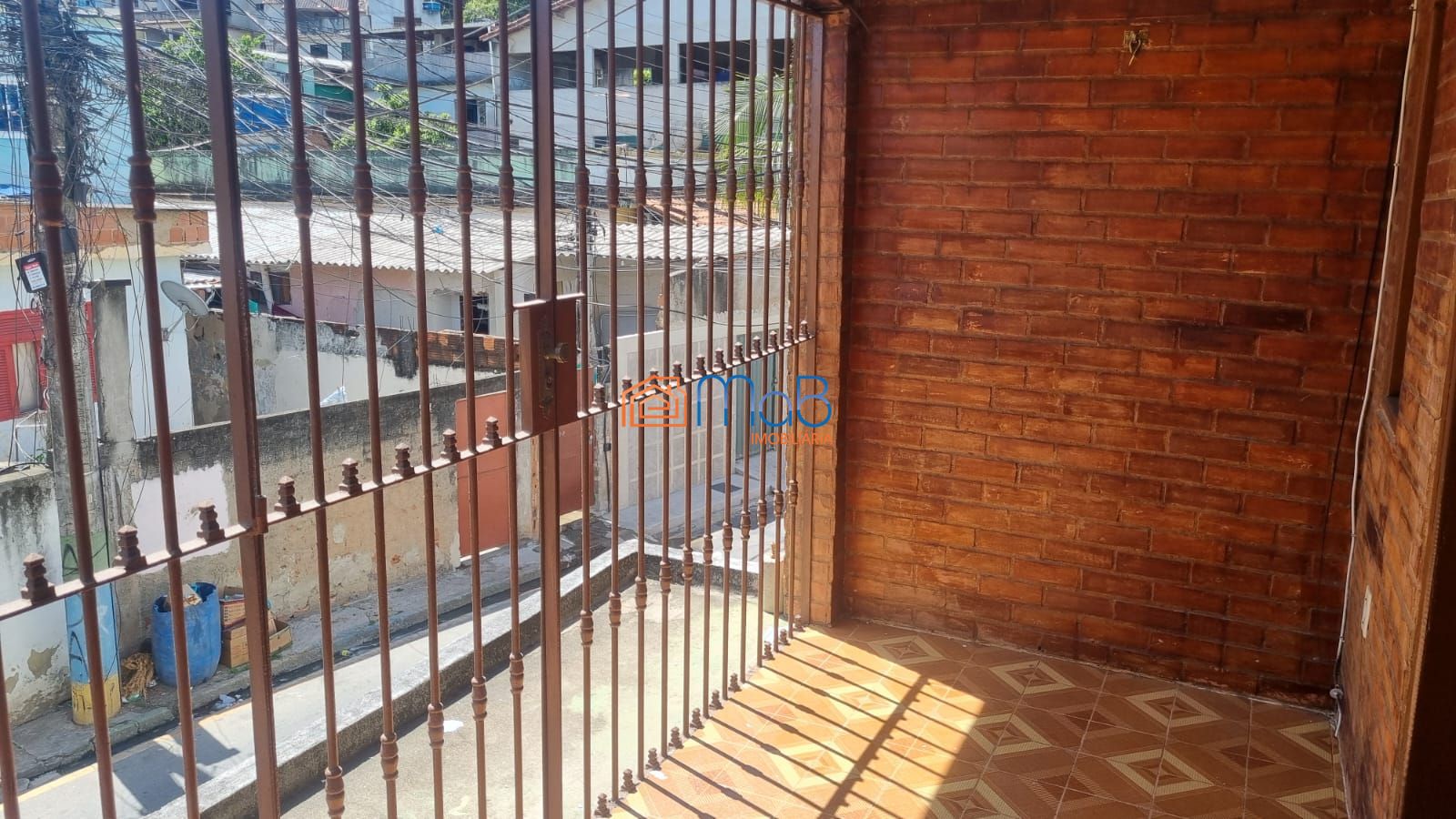 Casa com sobrado, terraço e kitnets no visconde