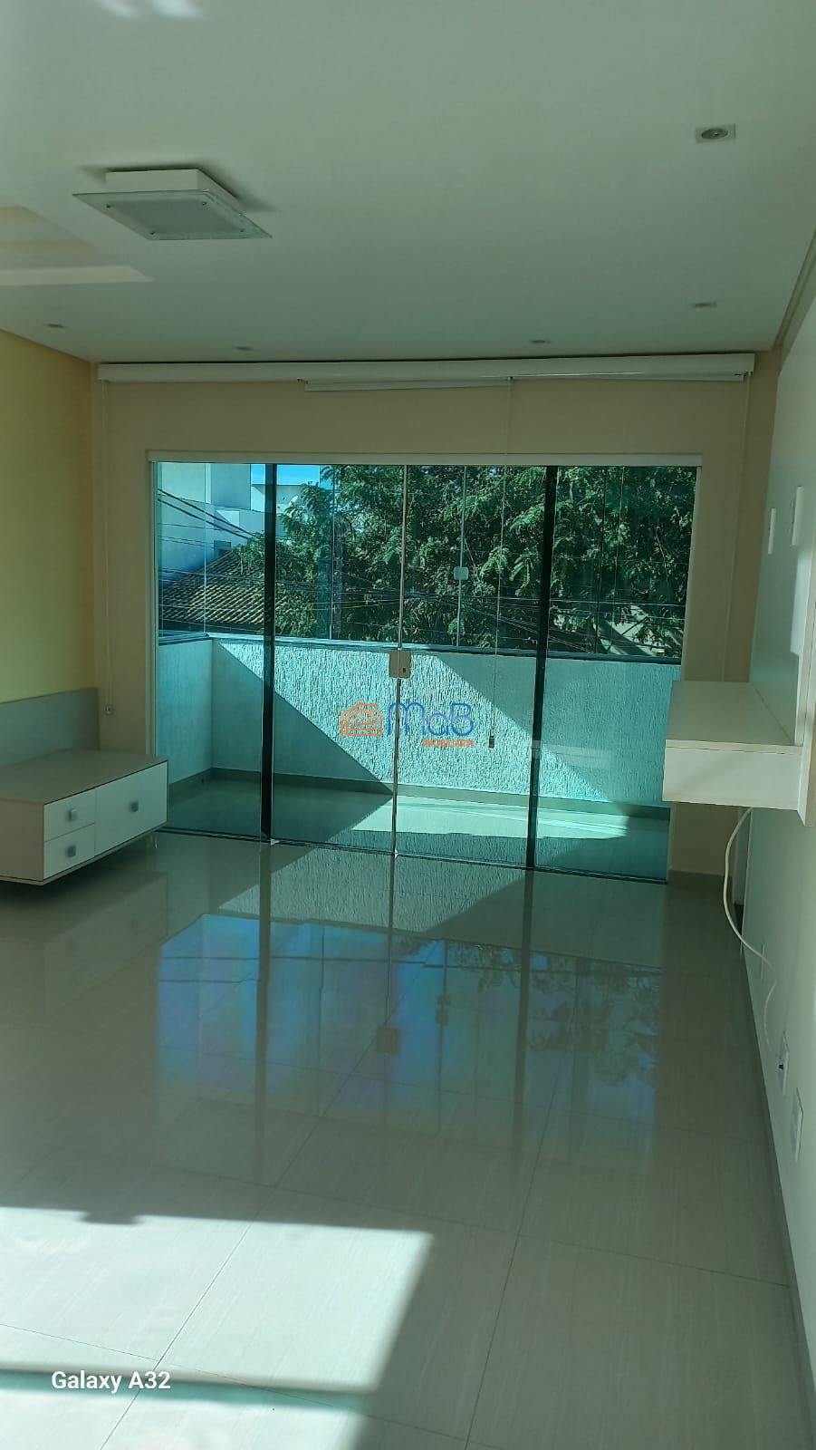 Casa com 03 quartos sendo 02 suítes em condomínio
