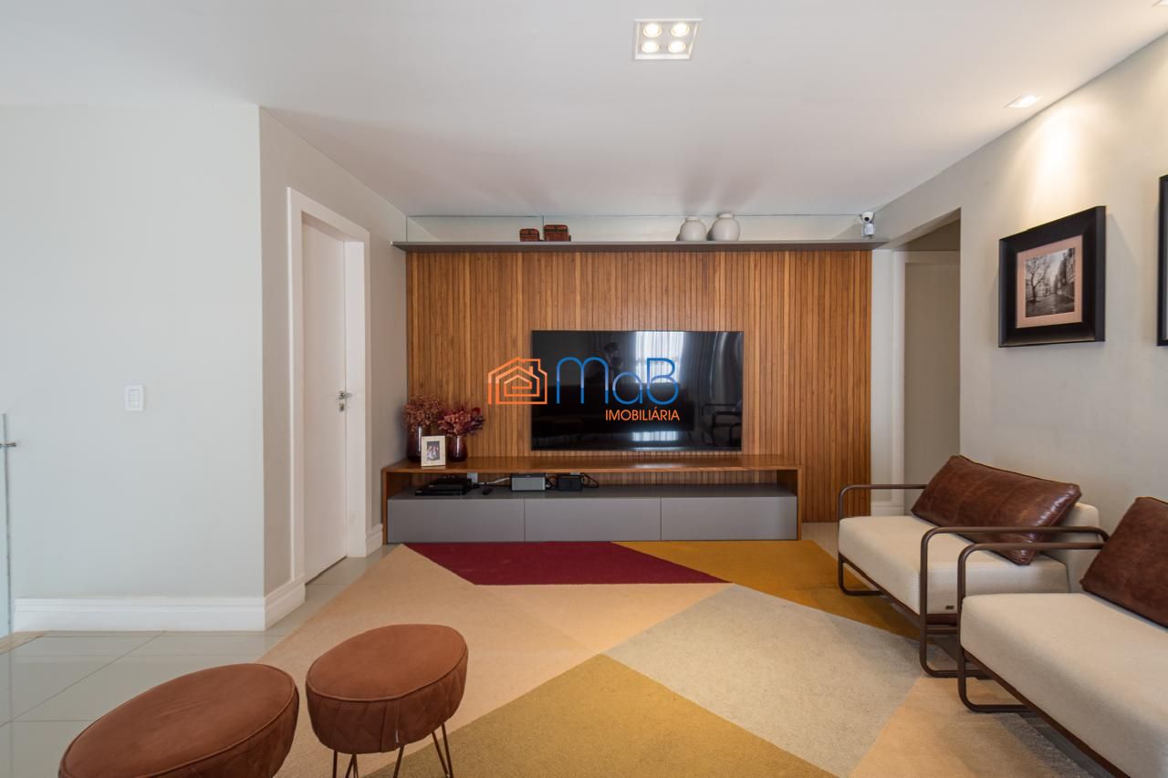 Casa com Arquitetura Imponente de Esquina à Venda Porteira Fechada - Alphaville