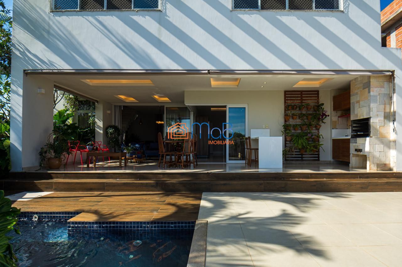 Casa com arquitetura imponente de esquina à venda porteira f
