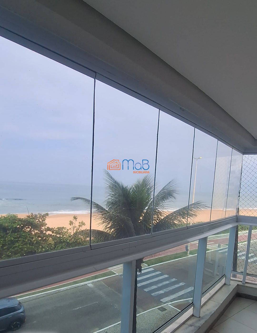 Apartamento de frente para o mar no condomínio costa esmeral