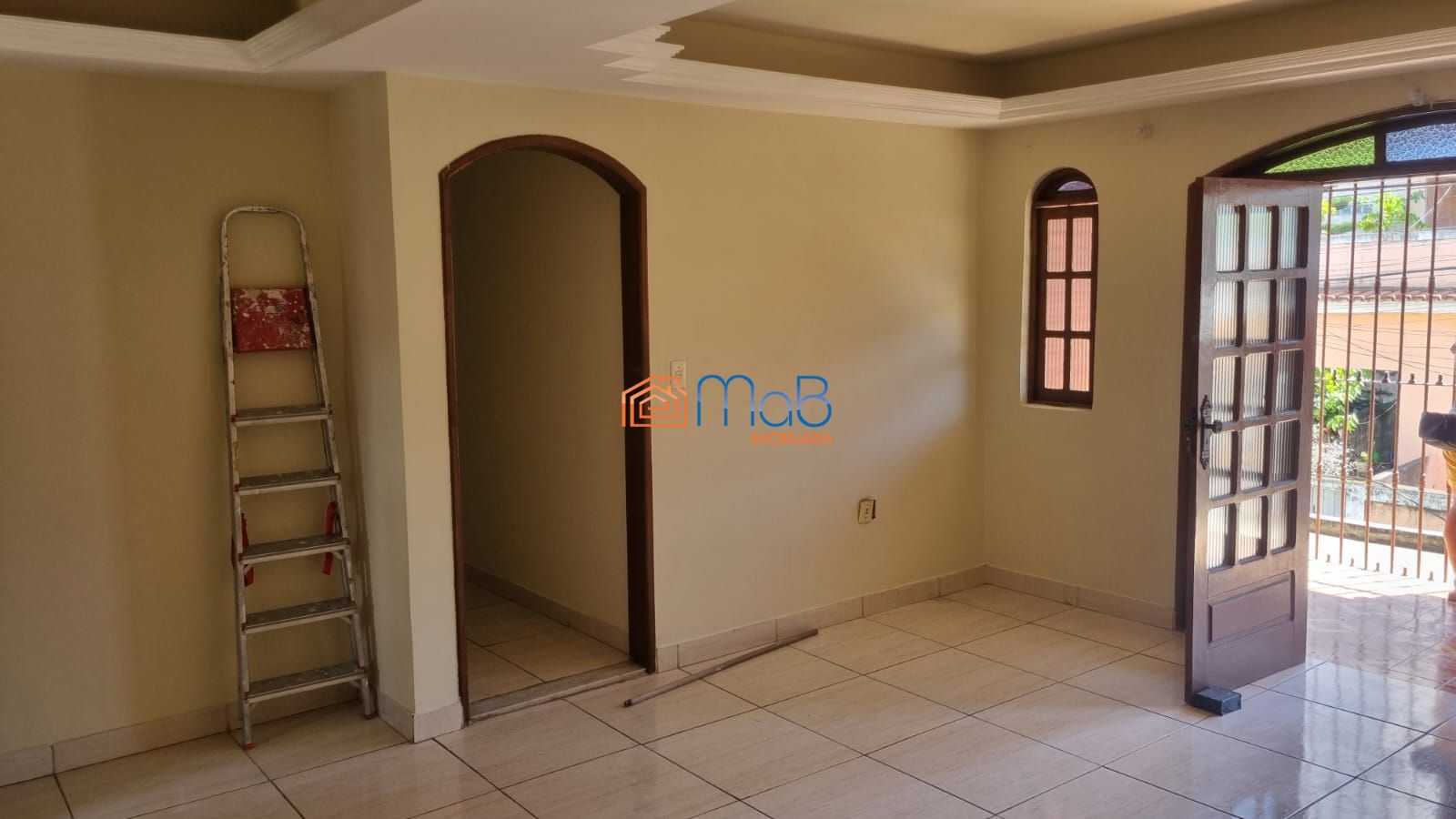 Casa com sobrado, terraço e kitnets no visconde